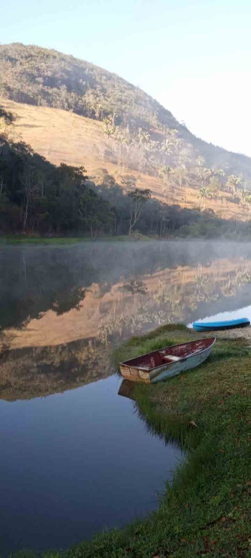 Lago com montanha refletida no território da Fazenda Baturité