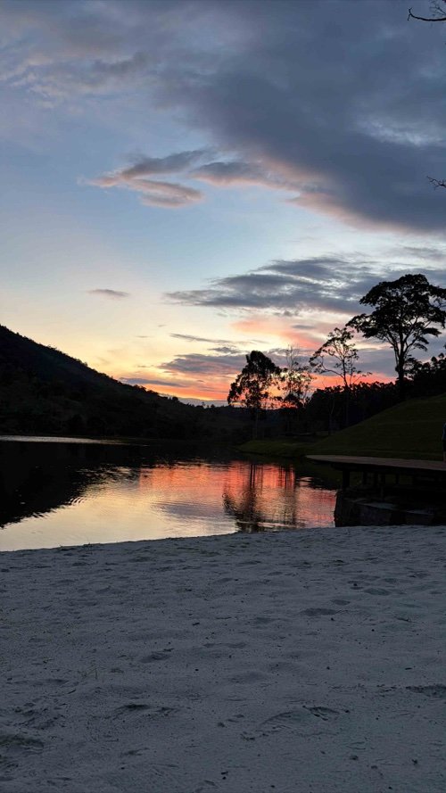 Fim de tarde refletido no lago da Fazenda Baturité