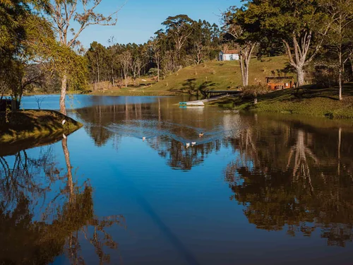 Lago e paisagem ampla da Fazenda Baturité